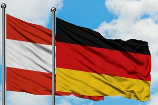 Foto: Flaggen von Österreich und Deutschland