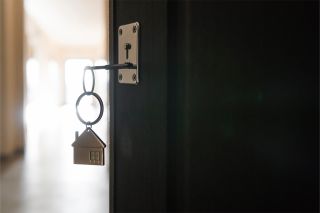 Foto: Schlüssel steckt in Wohnungstür