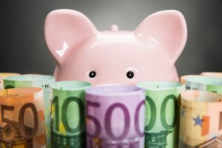 Foto: Sparschwein mit Geldscheinen